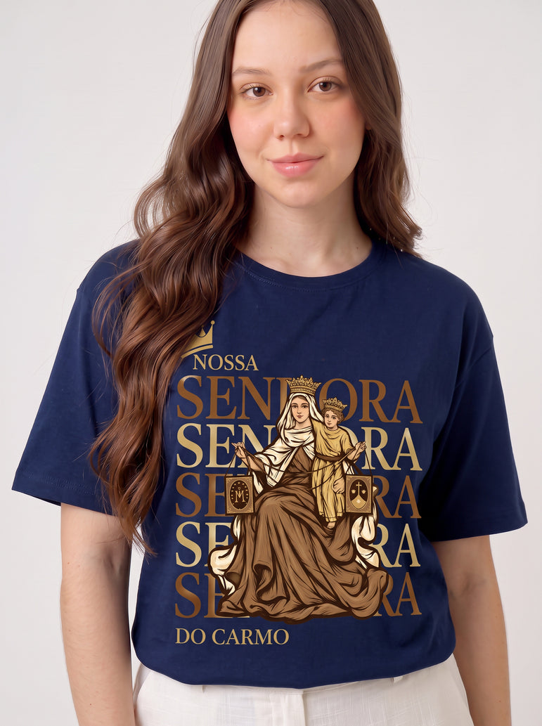 Camiseta Feminina Nossa Senhora do Carmo – Sob o Manto de Maria