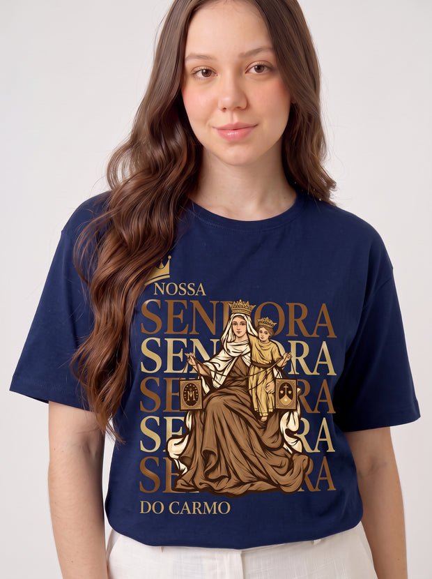 Camiseta Feminina Nossa Senhora do Carmo – Sob o Manto de Maria
