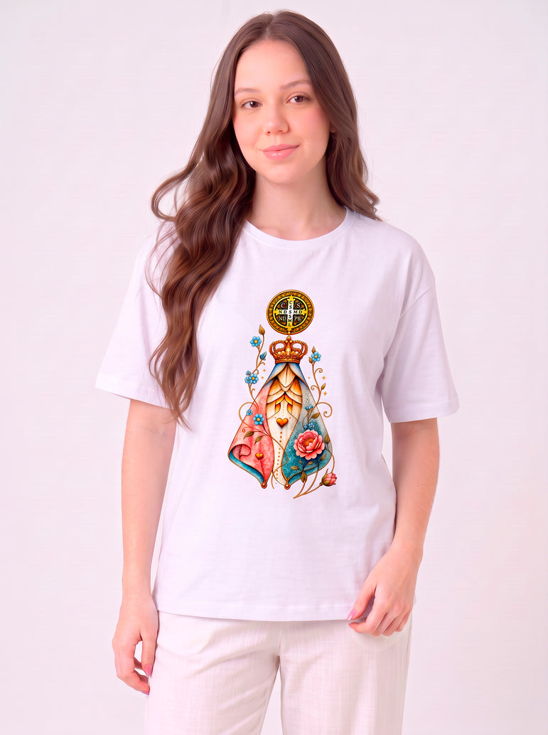 Camiseta Feminina Nossa Senhora Aparecida com Medalha de São Bento