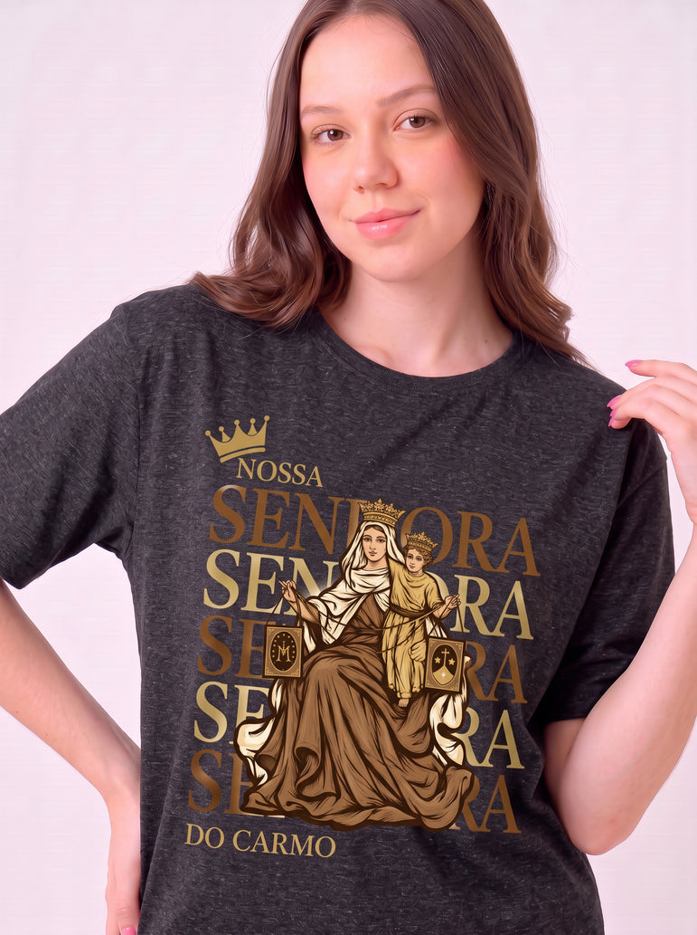 Camiseta Feminina Nossa Senhora do Carmo – Sob o Manto de Maria