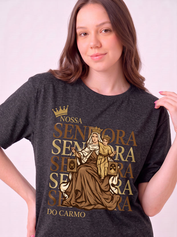 Camiseta Feminina Nossa Senhora do Carmo – Sob o Manto de Maria