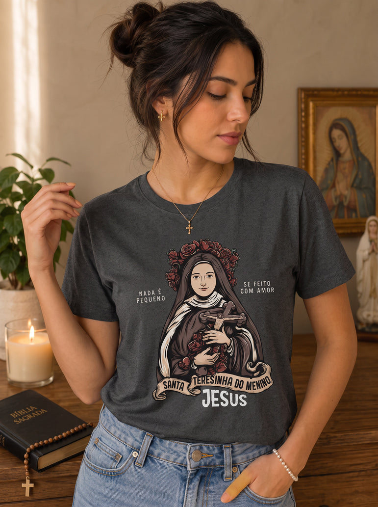 Camiseta Feminina Santa Teresinha do Menino Jesus – Nada é Pequeno se Feito com Amor