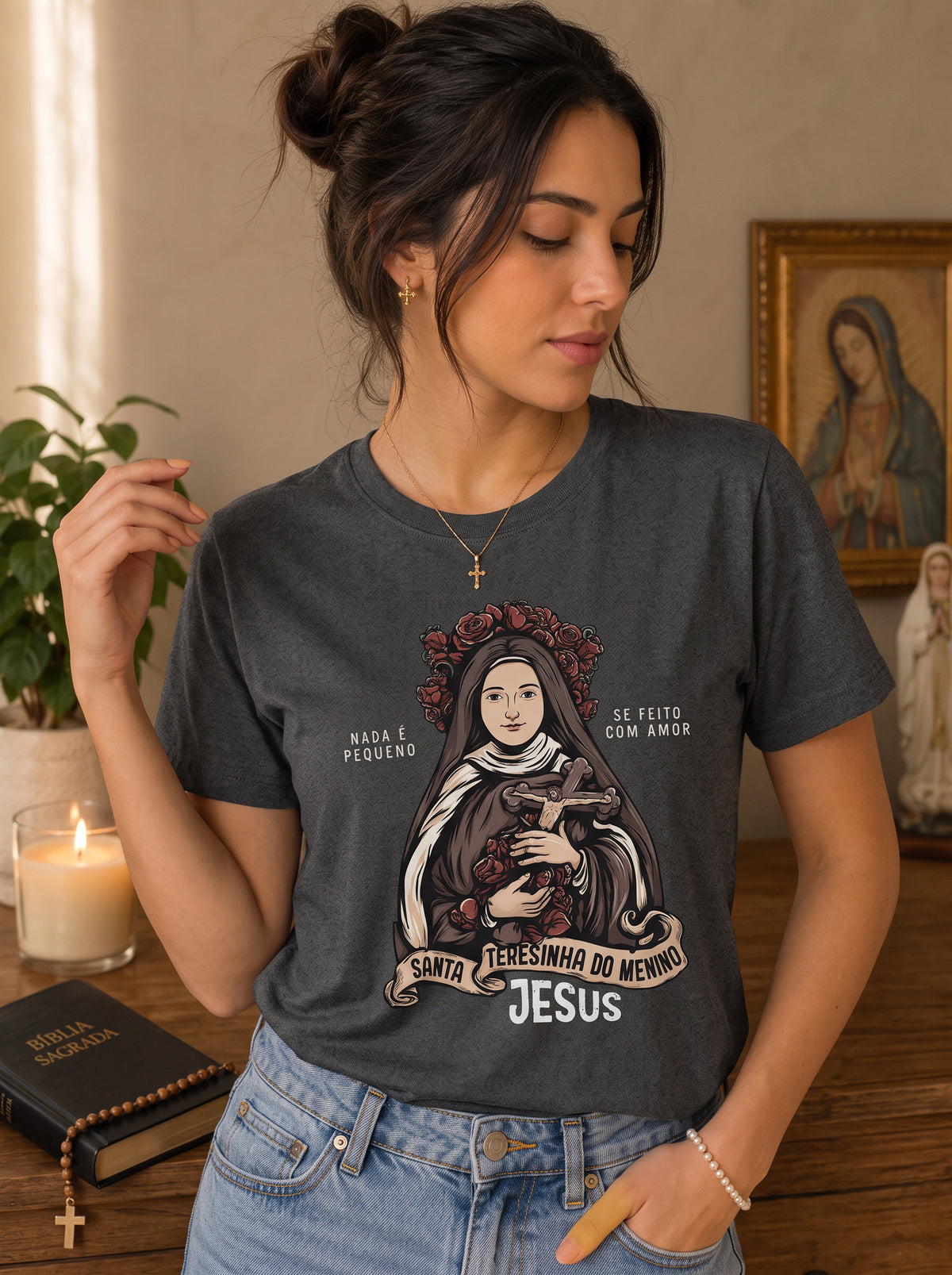 Camiseta Feminina Santa Teresinha do Menino Jesus – Nada é Pequeno se Feito com Amor