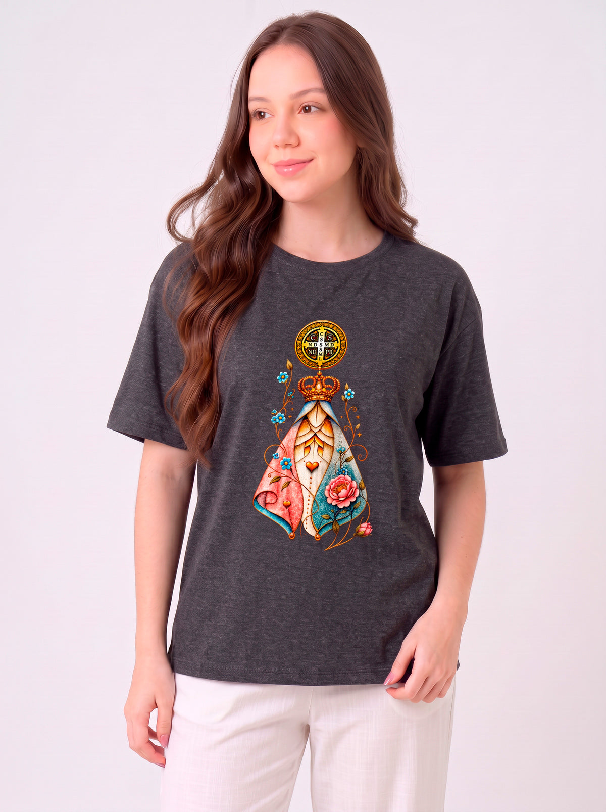 Camiseta Feminina Nossa Senhora Aparecida com Medalha de São Bento
