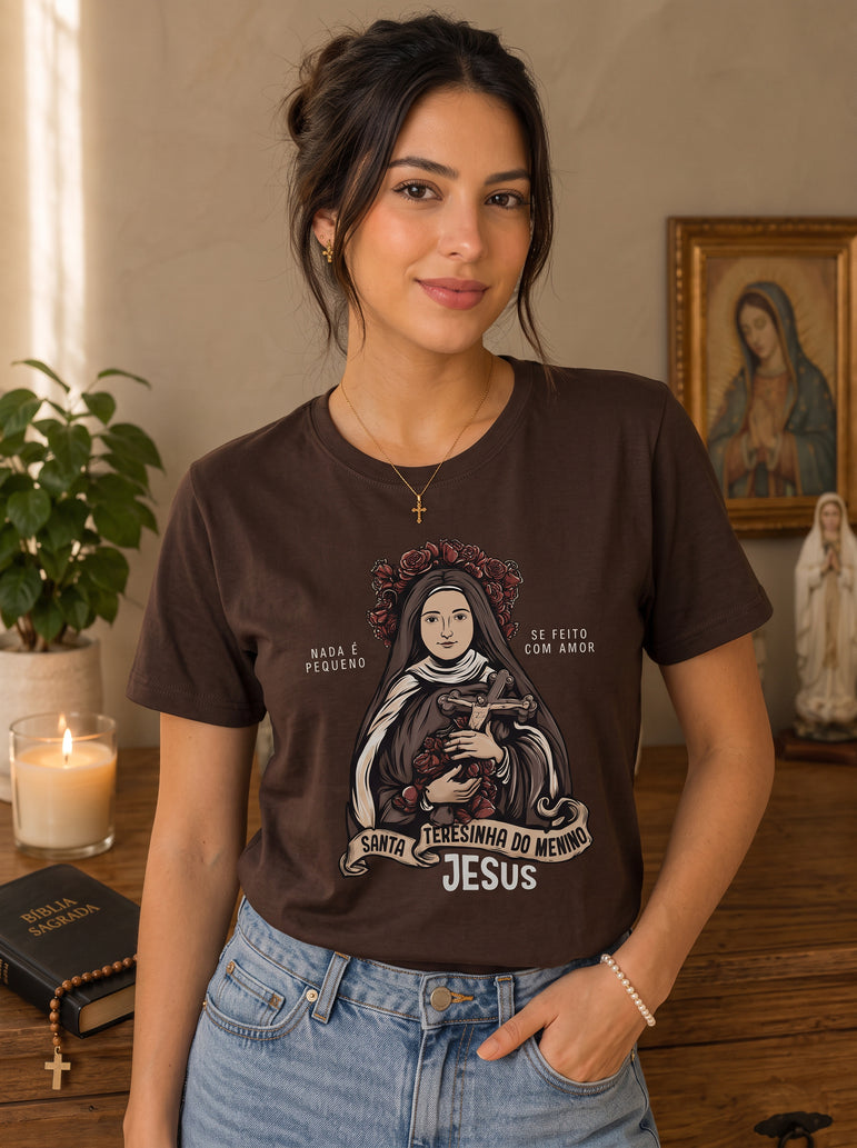 Camiseta Feminina Santa Teresinha do Menino Jesus – Nada é Pequeno se Feito com Amor