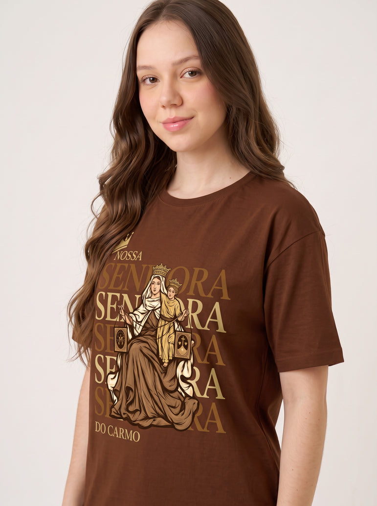 Camiseta Feminina Nossa Senhora do Carmo – Sob o Manto de Maria