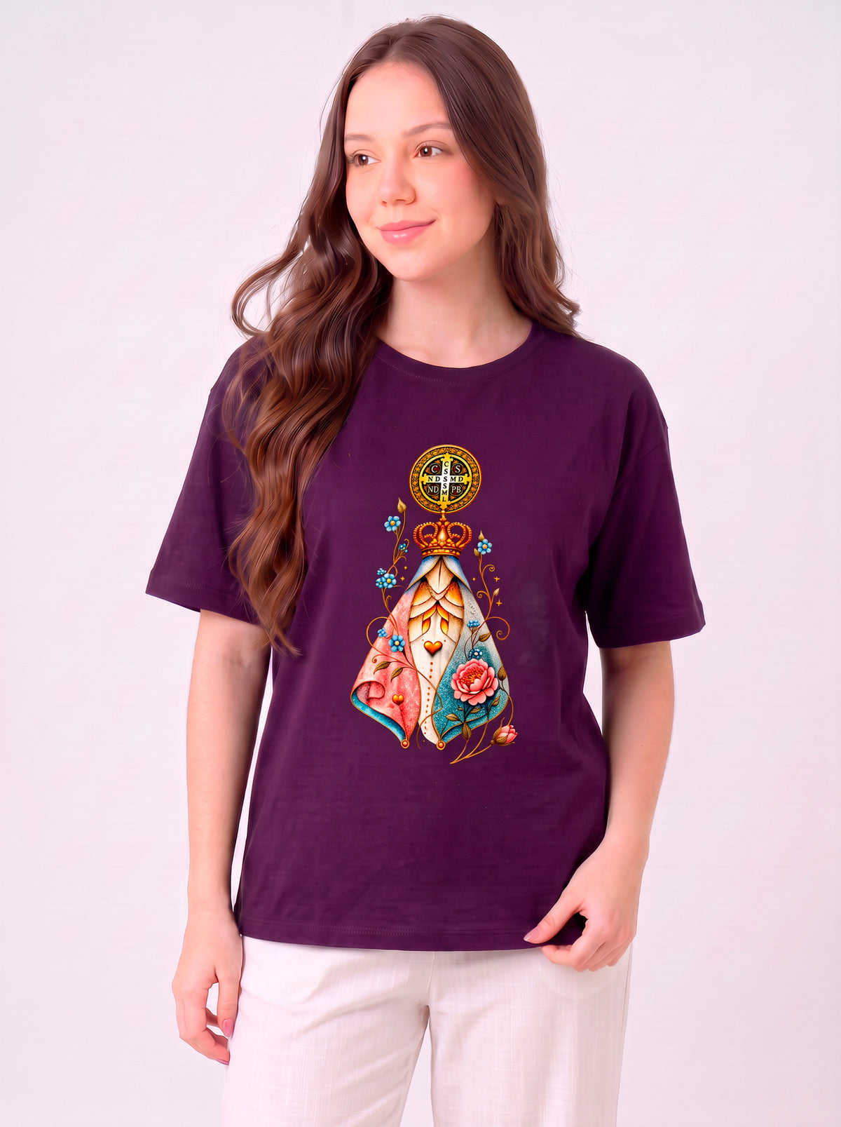 Camiseta Feminina Nossa Senhora Aparecida com Medalha de São Bento